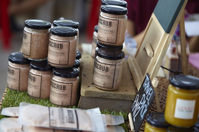 tělový peeling v lahvičkách